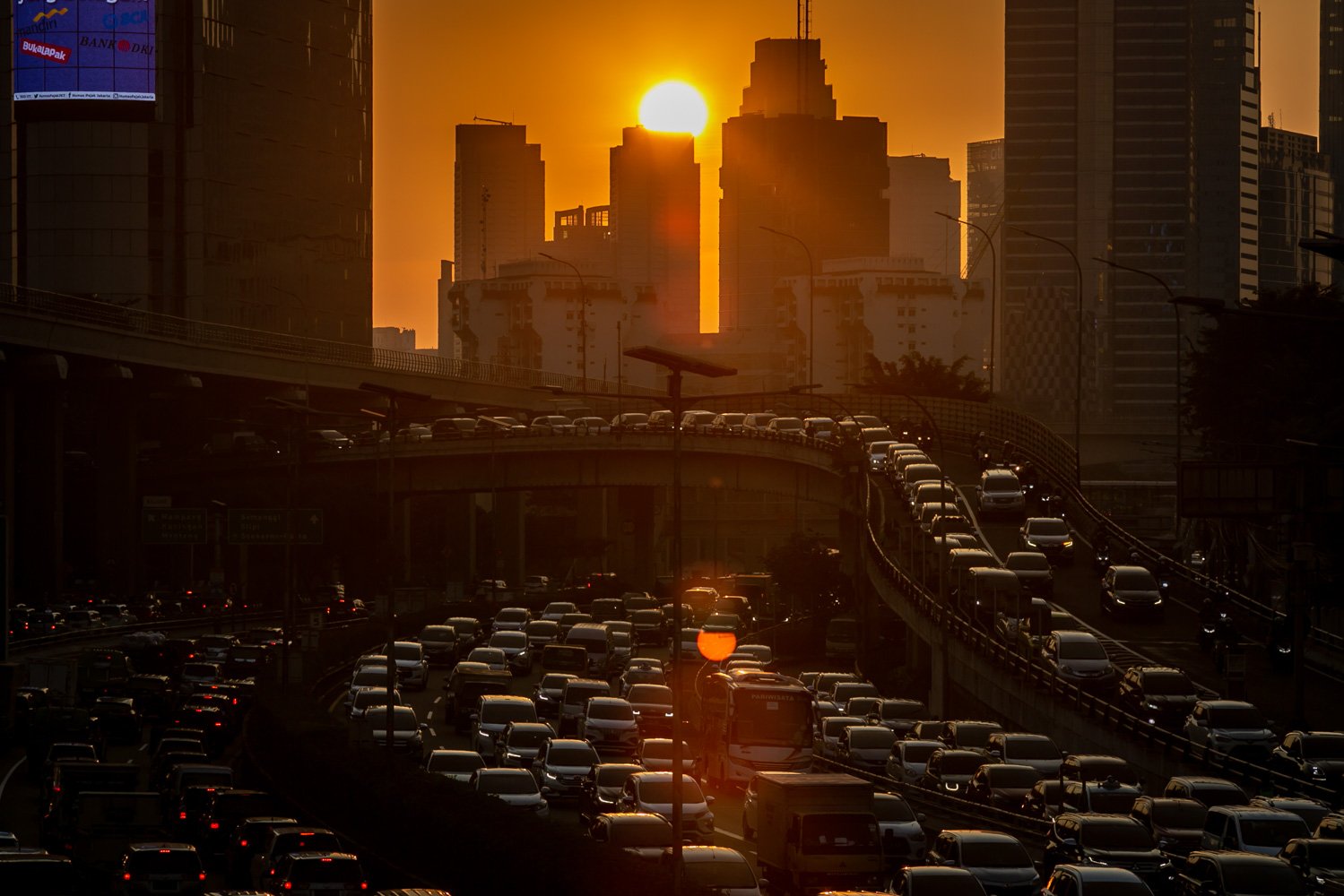 Kendaraan memadati Jalan Gatot Subroto, Jakarta, Jumat (9/6). Menurut data Badan Pusat Statistik pada 2021, terdapat 16,5 juta sepeda motor yang menjadi andalan mobilitas warga Jakarta karena dinilai praktis dan cepat. Tercatat juga ada 4,1 juta mobil penumpang, 785.000 truk, serta 342.000 bus di Ibu Kota.