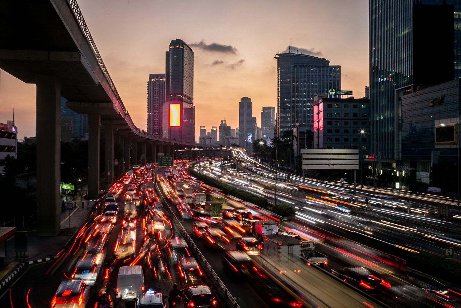 Kendaraan memadati Jalan Gatot Subroto, Jakarta, Jumat (9/6). Menurut data Badan Pusat Statistik pada 2021, terdapat 16,5 juta sepeda motor yang menjadi andalan mobilitas warga Jakarta karena dinilai praktis dan cepat. Tercatat juga ada 4,1 juta mobil penumpang, 785.000 truk, serta 342.000 bus di Ibu Kota.