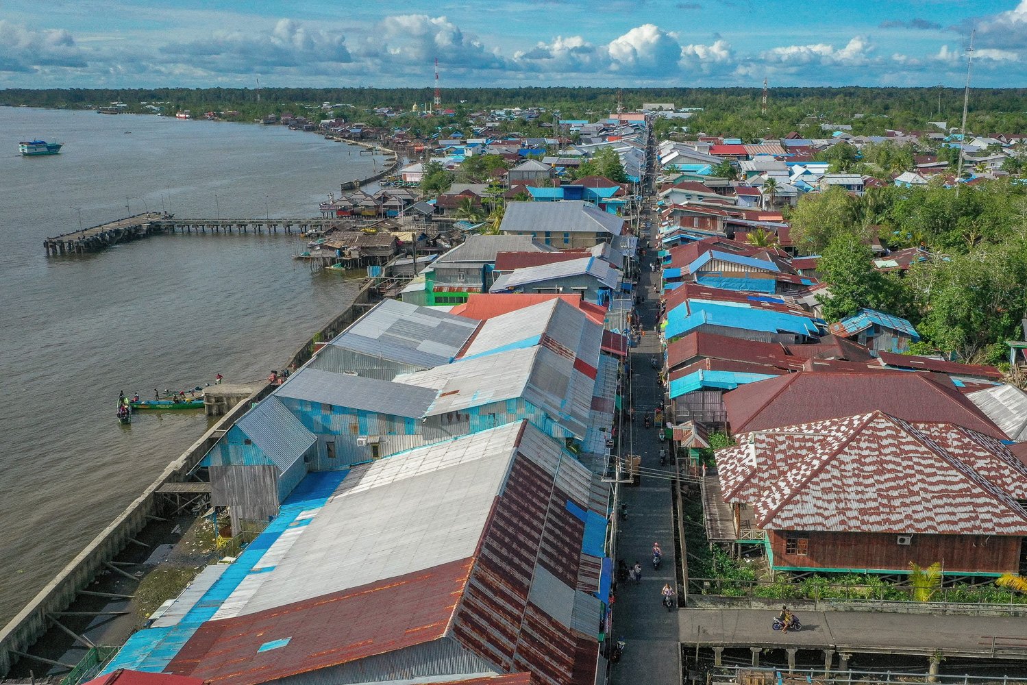 Foto udara suasana kawasan Jalan Yos Sudarso yang menjadi jalan utama di Agats, Kabupaten Asmat, Papua Selatan.