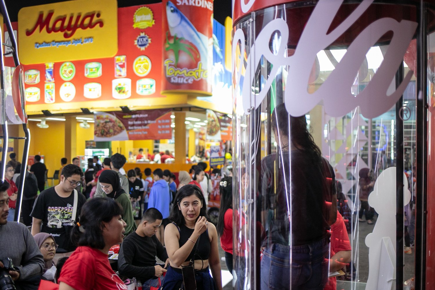 Pengunjung menikmati wahana permainan di salah satu stan saat Jakarta Fair 2023 di JIExpo Kemayoran, Jakarta, Rabu (14/6). Jakarta Fair 2023 atau Pekan Raya Jakarta yang bertemakan \'Bersatulah Indonesia Mendukung Perdagangan Dalam Negeri dan Ekspor ke Pasar Dunia\' tersebut merupakan rangkaian dari perayaan Hari Ulang Tahun (HUT) ke-496 DKI Jakarta yang menampilkan pameran multiproduk terbesar dan terlengkap berlangsung hingga 16 Juli 2023.