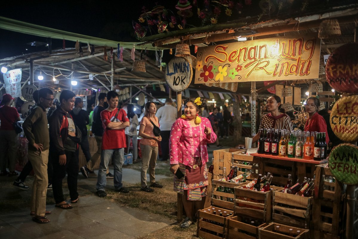 Pengunjung melihat salah satu tenan yang ada di Pasar Kangen di Pura Mangkunegaran, Solo, Minggu (25/6). Pasar Kangen merupakan salah satu rangkaian acara Satu Dalam Cita yang digelar pada Jumat (23/6) hingga Minggu (25/6).