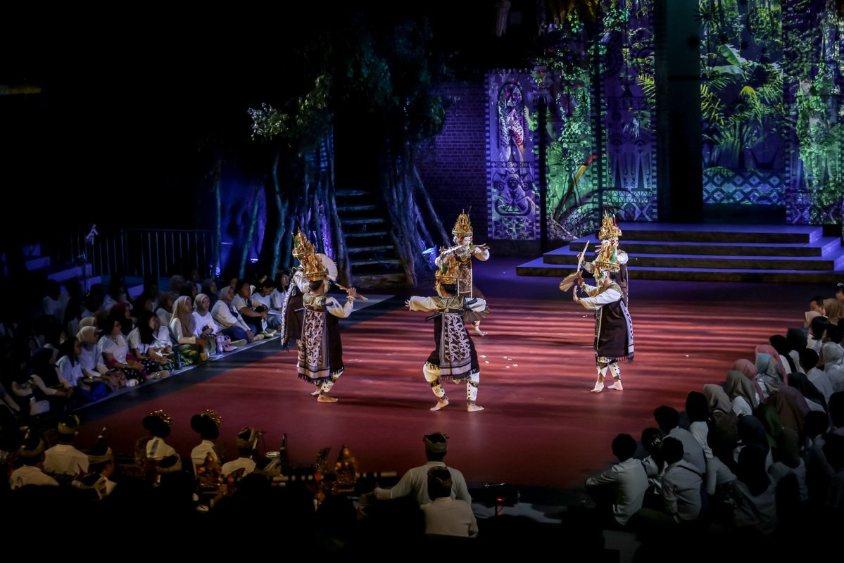 Seniman melakukan pertunjukan pada acara Sudamala: Dari Epilog Calonarang yang digelar Titimangsa di Pademangan Pura Mangkunegaran, Solo, Minggu (25/6). Acara yang digelar pada Jumat (23/6) hingga Minggu (25/6) tersebut sukses menghibur ribuan penonton.