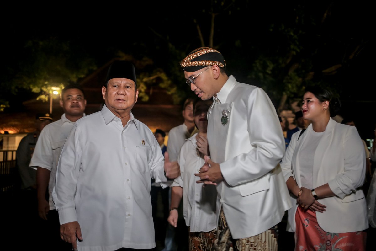 Menteri Pertahanan Prabowo Subiantio bersama Kanjeng Gusti Pangeran Adipati Aryo saat mengunjungi Pasar Kangen di Pura Mangkunegaran, Solo, Sabtu (24/6). Pasar Kangen merupakan salah satu rangkaian acara Satu Dalam Cita yang digelar pada Jumat (23/6) hingga Minggu (25/6).