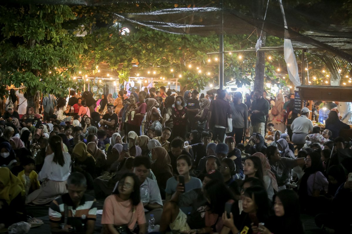 Pengunjung memadati wilayah Pasar Kangen di Pura Mangkunegaran, Solo, Minggu (25/6). Pasar Kangen merupakan salah satu rangkaian acara Satu Dalam Cita yang digelar pada Jumat (23/6) hingga Minggu (25/6).