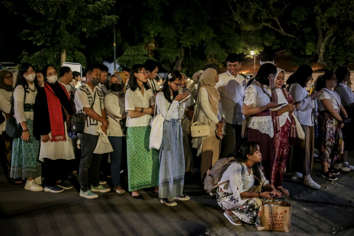 Pengunjung menunggu antrean masuk pertunjukan Sudamala: Dari Epilog Calonarang yang digelar Titimangsa di Pademangan Pura Mangkunegaran, Solo, Minggu (25/6). Acara yang digelar pada Jumat (23/6) hingga Minggu (25/6) tersebut sukses menghibur ribuan penonton.
