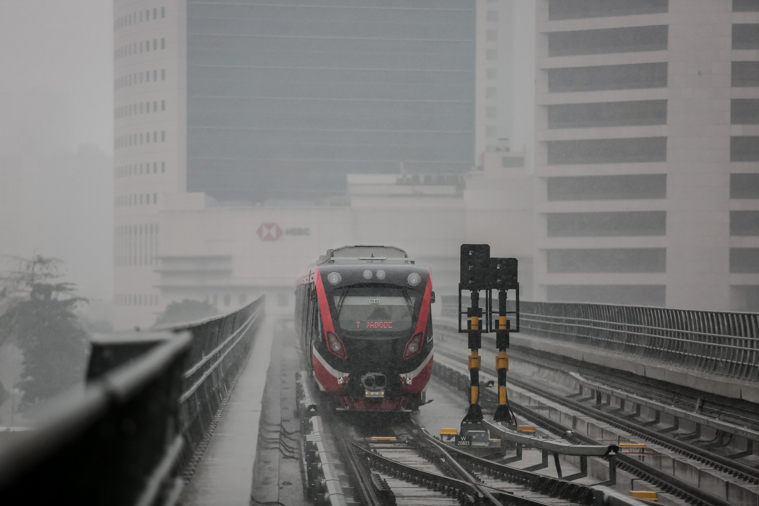 Rangkaian gerbong kereta Lintas Rel Terpadu (LRT) memasuki Stasiun LRT Dukuh Atas, Jakarta, Kamis (6/7). LRT Jabodebek akan dioperasikan dengan sistem berbasis komunikasi sehingga dapat dioperasikan dari pusat kendali dan tanpa masinis.