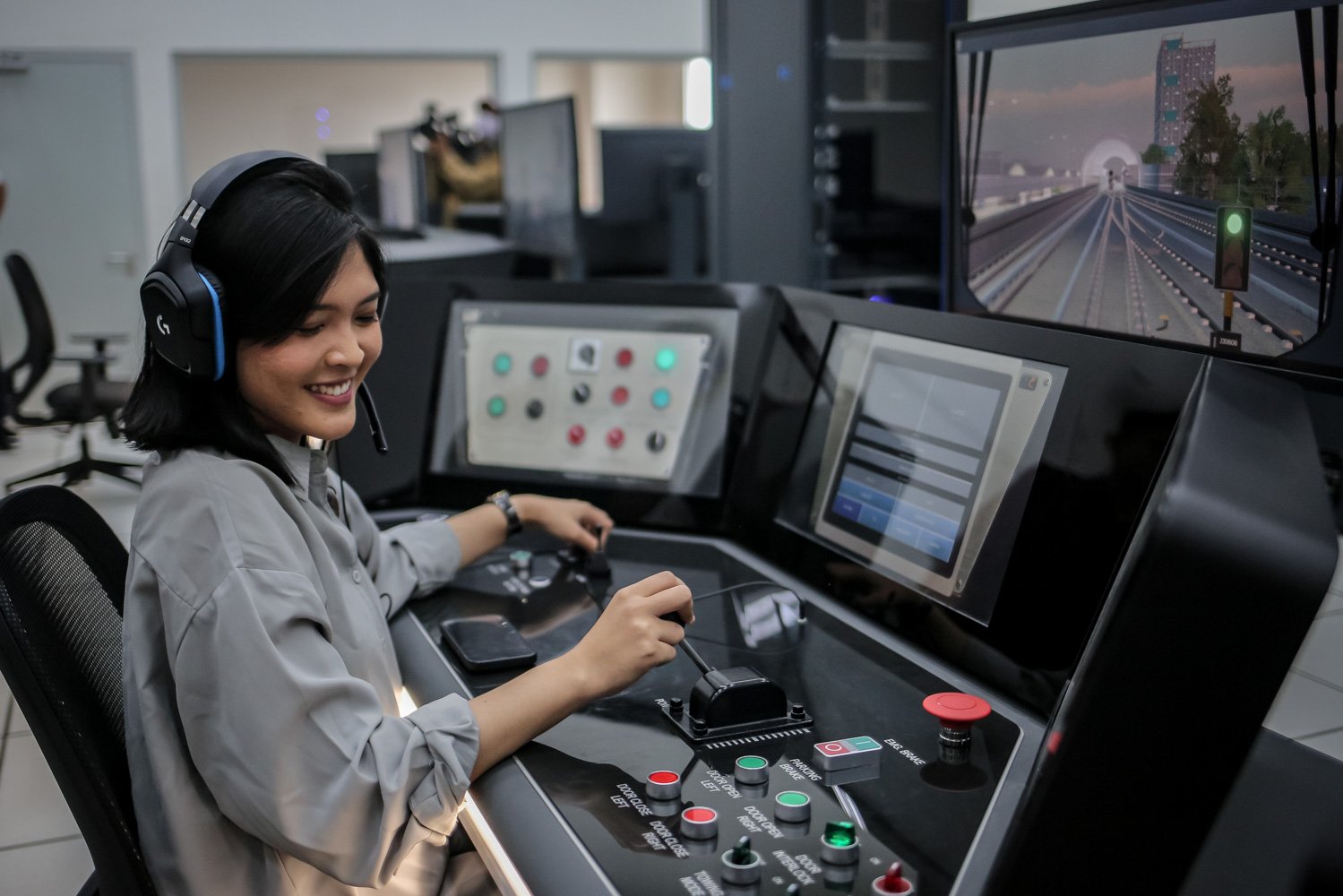 Pengunjung mengoperasikan simulator Lintas Rel Terpadu (LRT) di Depo LRT Jatimulya, Bekasi, Jawa Barat, Kamis (6/7). LRT Jabodebek akan dioperasikan dengan sistem berbasis komunikasi sehingga dapat dioperasikan dari pusat kendali dan tanpa masinis.