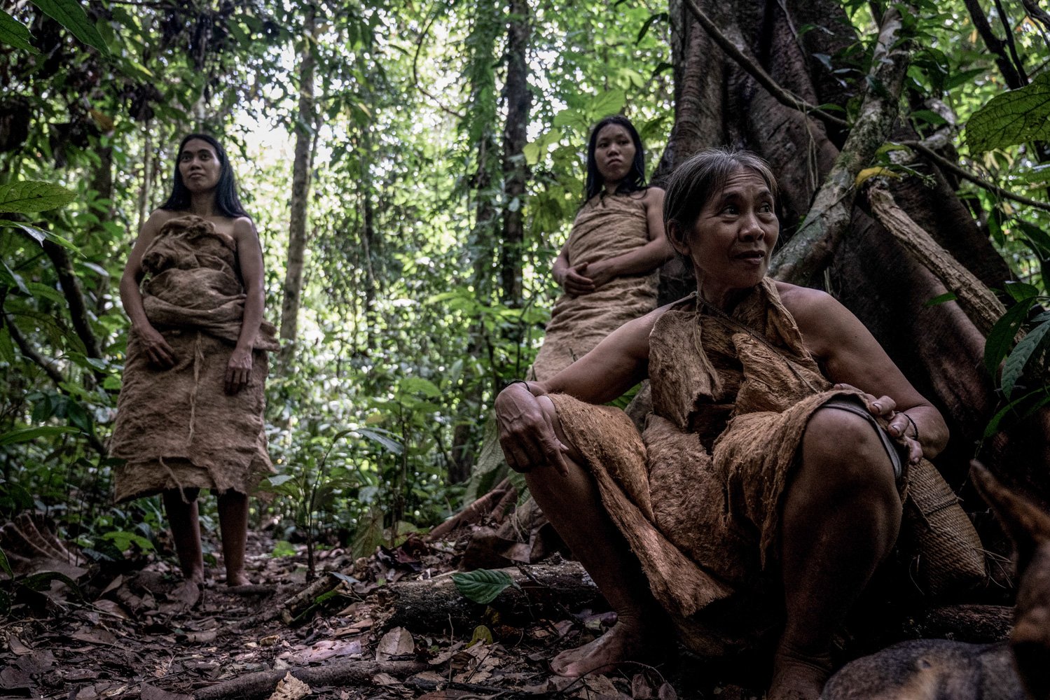 Tiga orang wanita suku Punan Batu mengenakan pakaian dari kulit kayu.