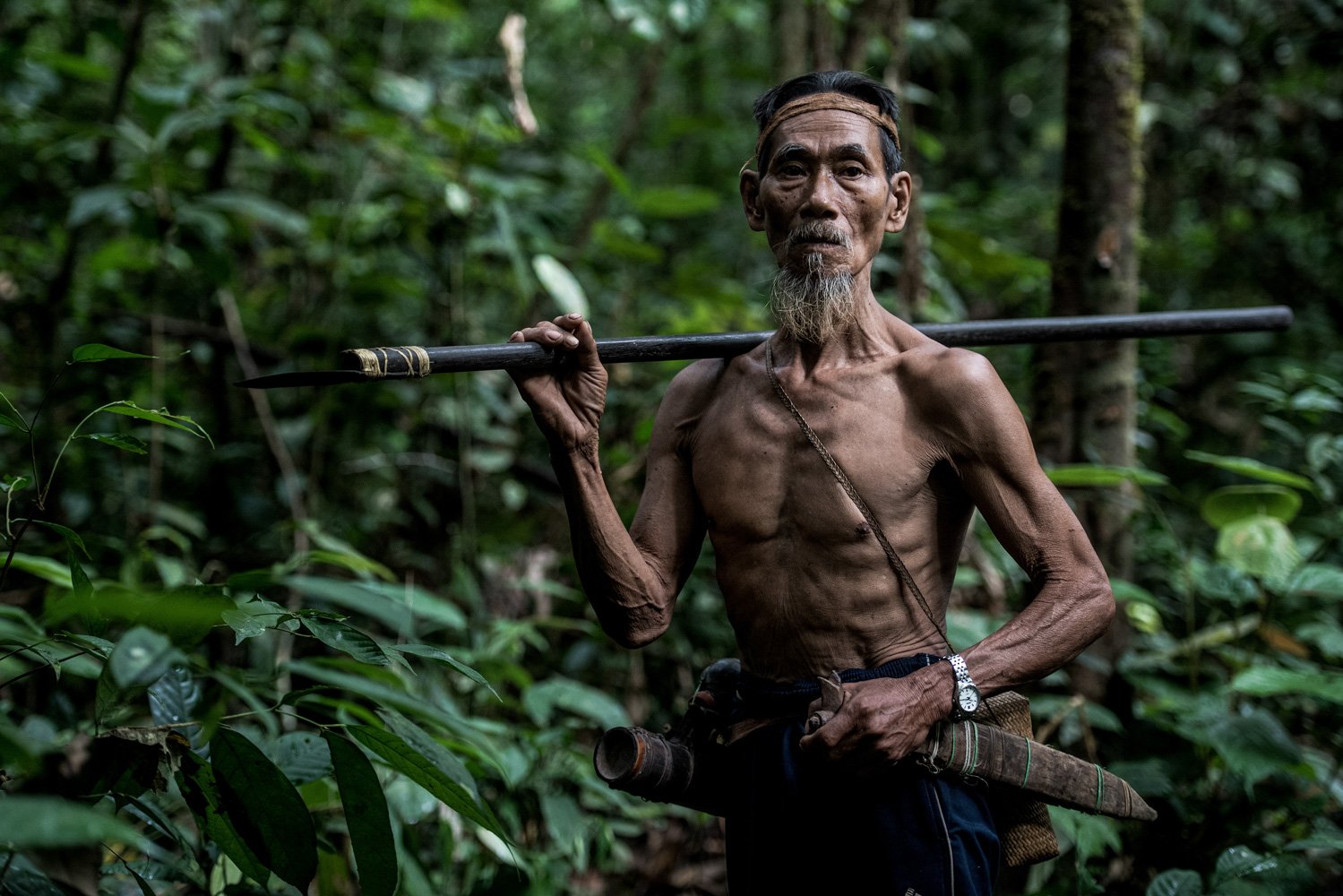 Akim (paman) Asut membawa tombak untuk berburu di kawasan hutan Gunung Batu Benau, Desa Sajau Metun, Kabupeten Bulungan, Kalimantan Utara.