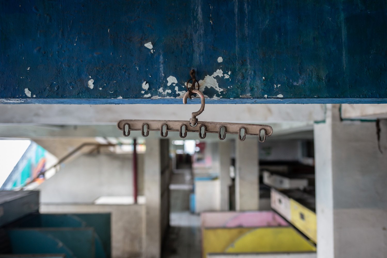 Sebuah hanger tergantung di Pasar Tanah Abang Blok G yang terbengkalai, Jakarta, Senin (10/7). Kondisi pasar tersebut saat ini sangat memprihatinkan karena ditinggalkan oleh para pedagang akibat dari sepi pembeli.