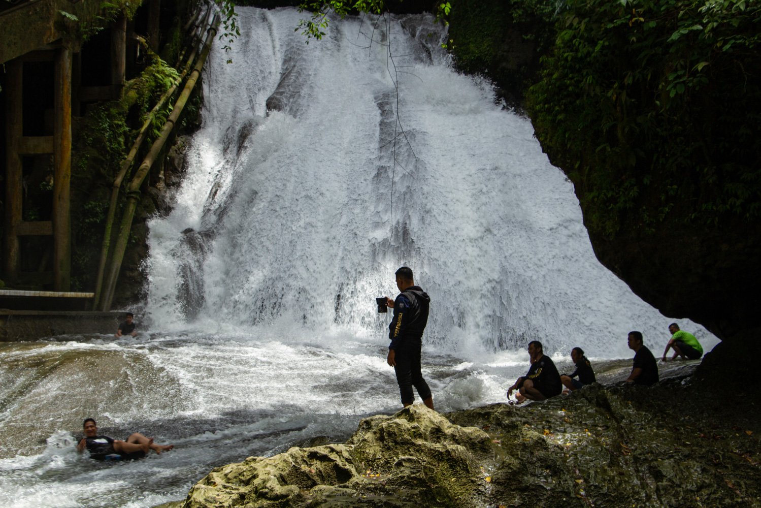 Sejumlah pengunjung menikmati suasana air terjun di Taman Wisata Alam Bantimurung, Kabupaten Maros, Sulawesi Selatan.