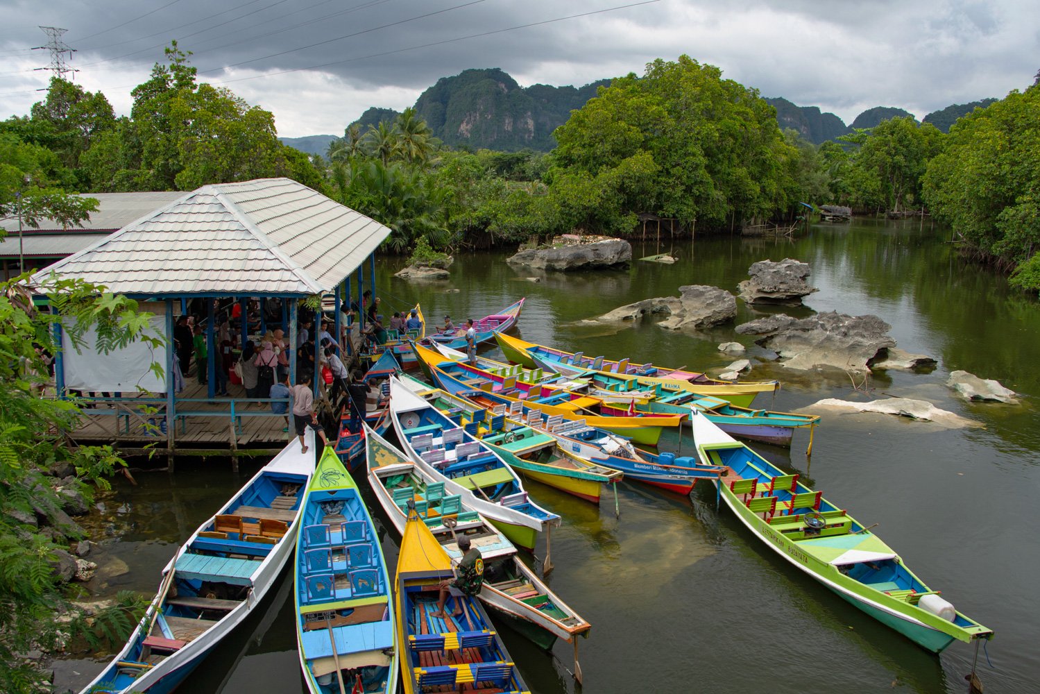 Sejumlah wisatawan menaiki perahu di dermaga Rammang-Rammang di Desa Wisata Salenrang, Kabupaten Maros, Sulawesi Selatan. 