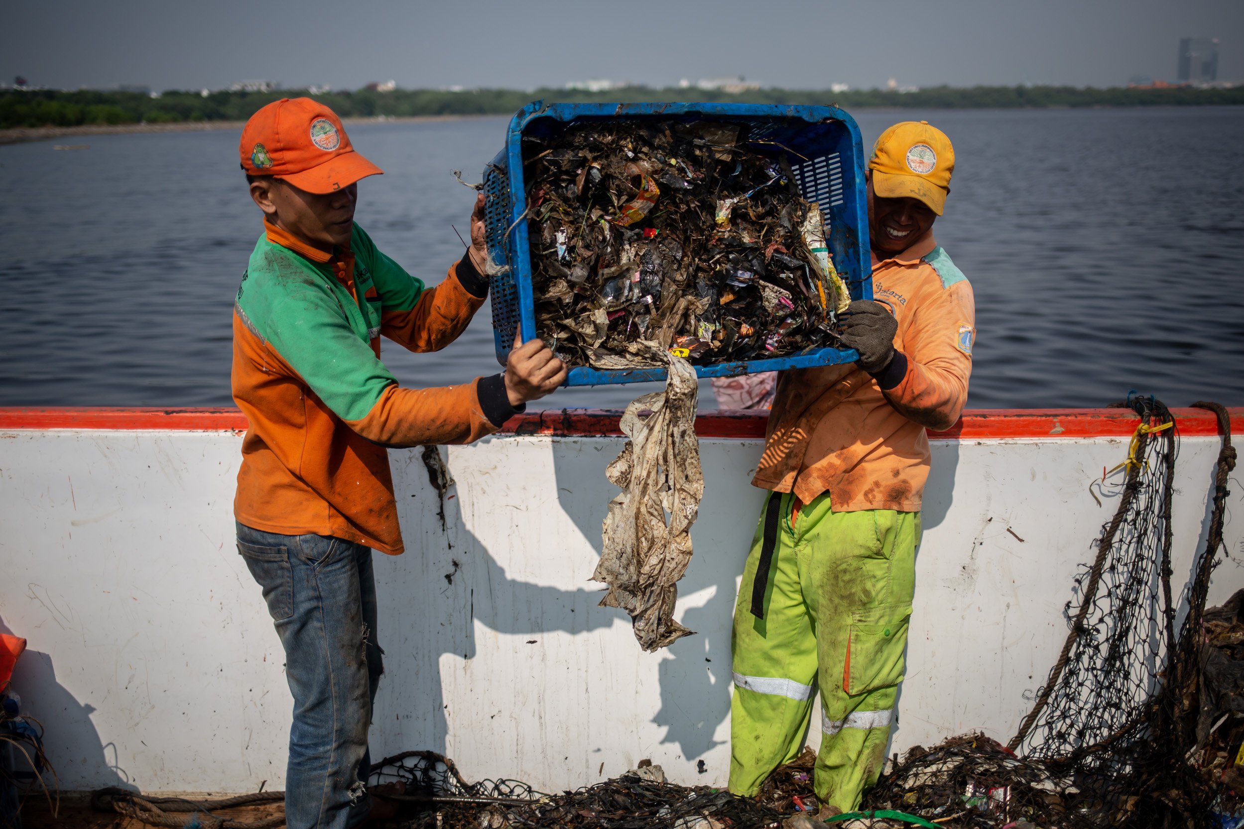 Petugas Penanganan Prasarana & Sarana Umum (PPSU) bersama Dinas Lingkungan Hidup DKI Jakarta membersihkan sampah yang menumpuk di hutan mangrove Muara Angke, Penjaringan, Jakarta Utara, Jumat (13/7). Berdasarkan hasil penelitian BRIN, sampah yang terperangkap di Hutan Mangrove Muara Angke bersumber dari wilayah yang tidak jauh dari kawasan mangrove tersebut. Jaraknya sekitar 10 sampai 30 kilometer.