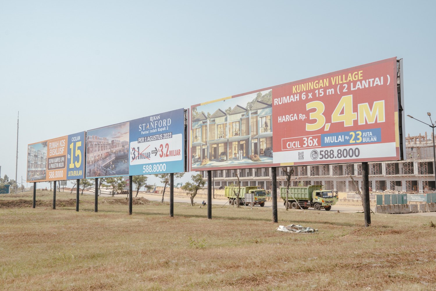 Papan reklame pemasaran rumah dan apartemen Pantai Indah Kapuk (PIK) 2, Senin (31/7). 