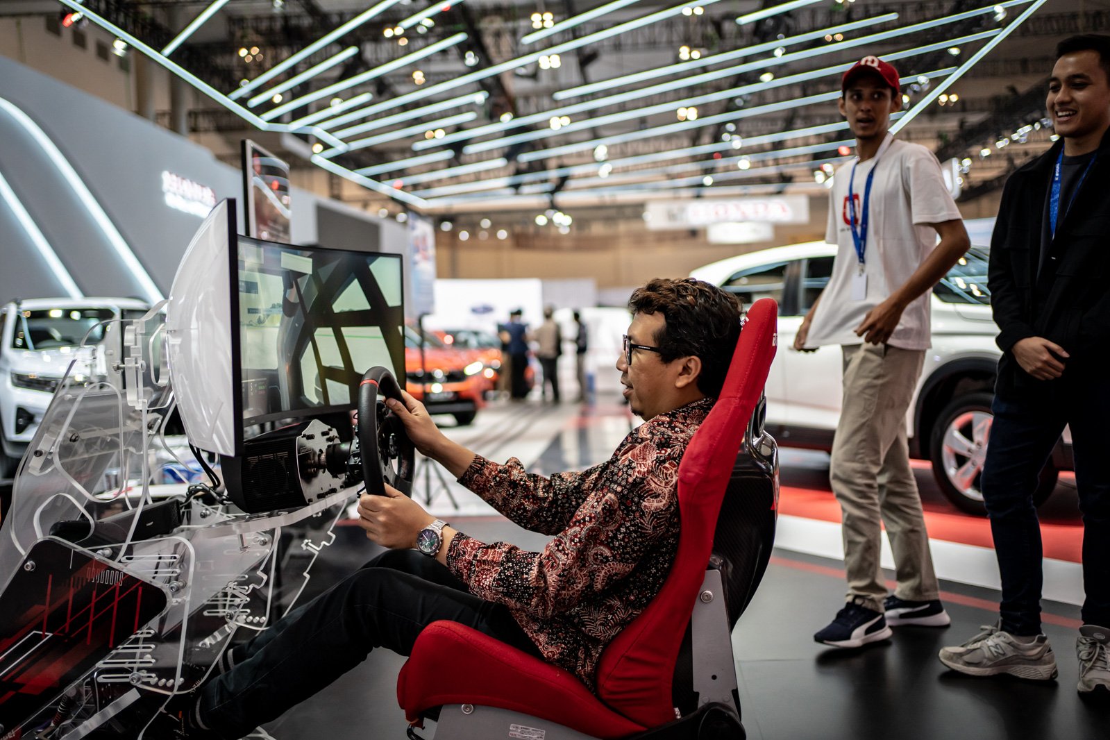 Pengjung mencoba simulator kendaraan di stan Honda di hari pertama pameran otomotif GAIKINDO Indonesia International Auto Show (GIIAS) 2023 di ICE BSD, Serpong, Tagerang, Kamis (10/8). Mengusung tema \