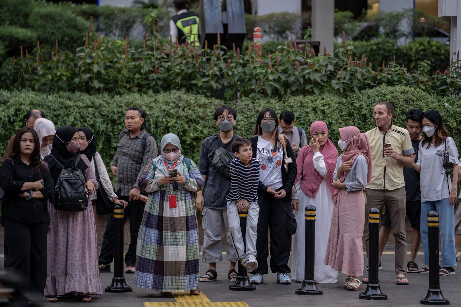 Warga beraktivitas di luar ruangan di sekitar Jalan MH Thamrin, Jakarta Pusat, Senin (14/8). Sebagian besar warga terlihat mengenakan masker. Seminggu terakhir ini polusi udara di Jabodetabek menjadi sorotan masyarakat. Kualitas udara di Jakarta masuk kategori tidak sehat.
