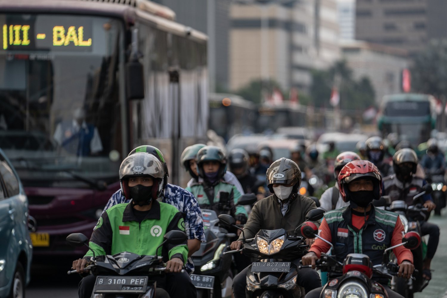 Pengendara motor melintas di sekitar Jalan MH Thamrin, Jakarta Pusat, Senin (14/8). Sebagian besar warga terlihat mengenakan masker. Seminggu terakhir ini polusi udara di Jabodetabek menjadi sorotan masyarakat. Kualitas udara di Jakarta masuk kategori tidak sehat.