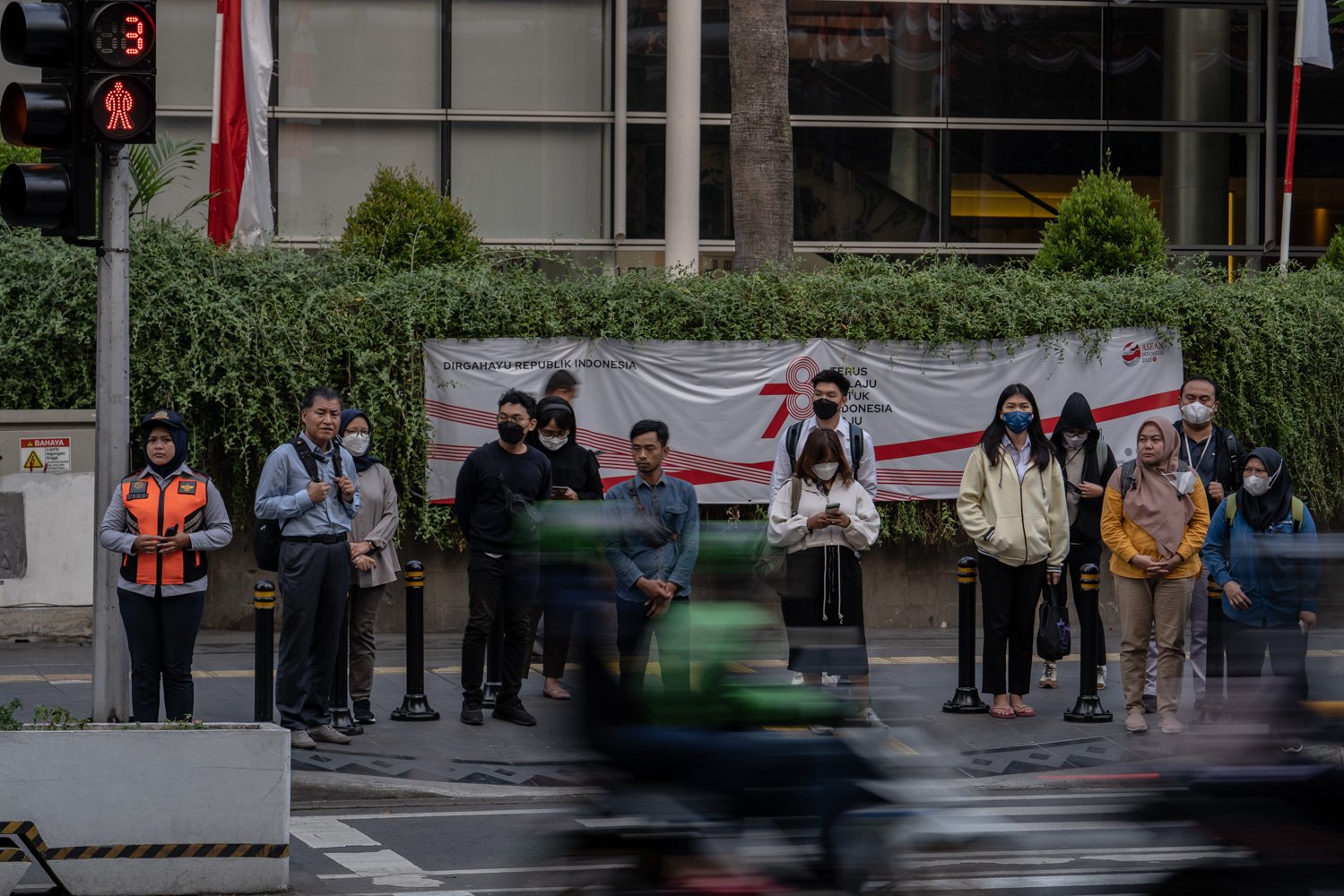 Warga beraktivitas di luar ruangan di sekitar Jalan MH Thamrin, Jakarta Pusat, Senin (14/8). Sebagian besar warga terlihat mengenakan masker. Seminggu terakhir ini polusi udara di Jabodetabek menjadi sorotan masyarakat. Kualitas udara di Jakarta masuk kategori tidak sehat.