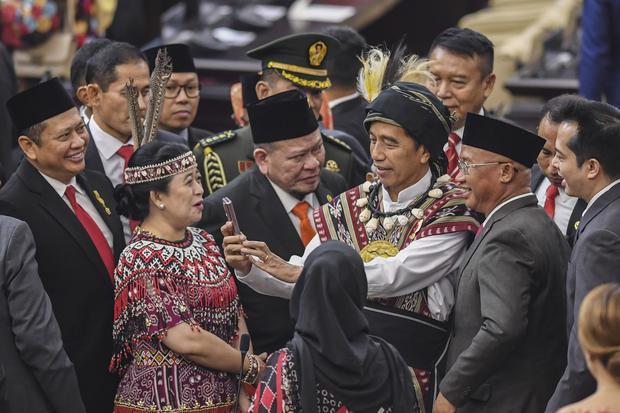 Presiden Joko Widodo (ketiga kanan) bersama Ketua MPR Bambang Soesatyo (kiri), Ketua DPR Puan Maharani (kedua kiri) dan Ketua DPD AA Lanyalla Mahmud Mattalitti (tengah) berswafoto dengan peserta seusai mengikuti Sidang Tahunan MPR dan Sidang Bersama DPR - DPD Tahun 2023 di Gedung Nusantara, Kompleks Parlemen, Senayan, Jakarta, Rabu (16/8/2023).