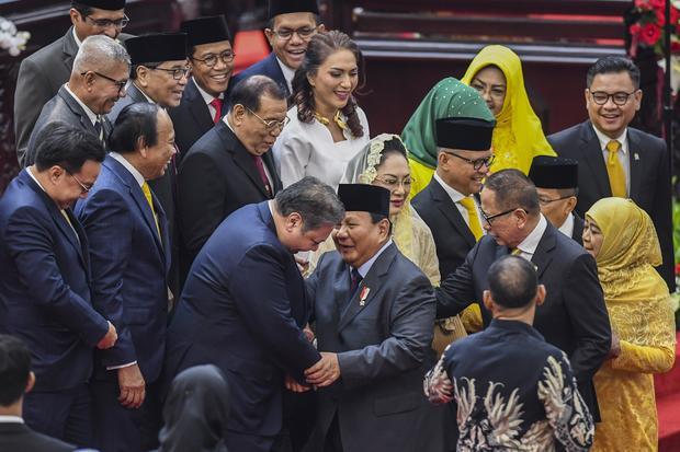 Menko Perekonomian Airlangga Hartarto (ketiga kiri) berjabat tangan dengan Menhan Prabowo Subianto (keempat kanan) seusai mengikuti Sidang Tahunan MPR dan Sidang Bersama DPR - DPD Tahun 2023 di Gedung Nusantara, Kompleks Parlemen, Senayan, Jakarta, Rabu (16/8/2023).