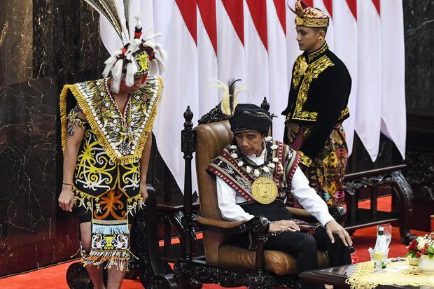 Presiden Joko Widodo (tengah) menghadiri Sidang Tahunan MPR dan Sidang Bersama DPR - DPD Tahun 2023 di Gedung Nusantara, Kompleks Parlemen, Senayan, Jakarta, Rabu (16/8/2023).