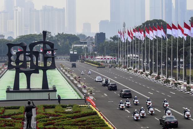 Kendaraan yang membawa Presiden Joko Widodo meninggalkan Kompleks Parlemen seusai mengikuti Sidang Tahunan MPR dan Sidang Bersama DPR - DPD Tahun 2023 di Senayan, Jakarta, Rabu (16/8/2023).