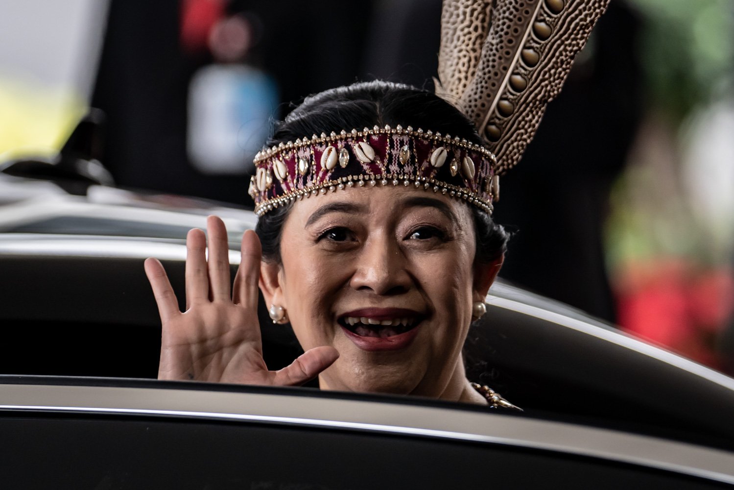 Ketua DPR Puan Maharani melambaikan tangan saat meninggalkan lokasi Sidang Tahunan MPR dan Sidang Bersama DPR - DPD Tahun 2023 di Gedung Nusantara, Kompleks Parlemen, Senayan, Jakarta, Rabu (16/8).