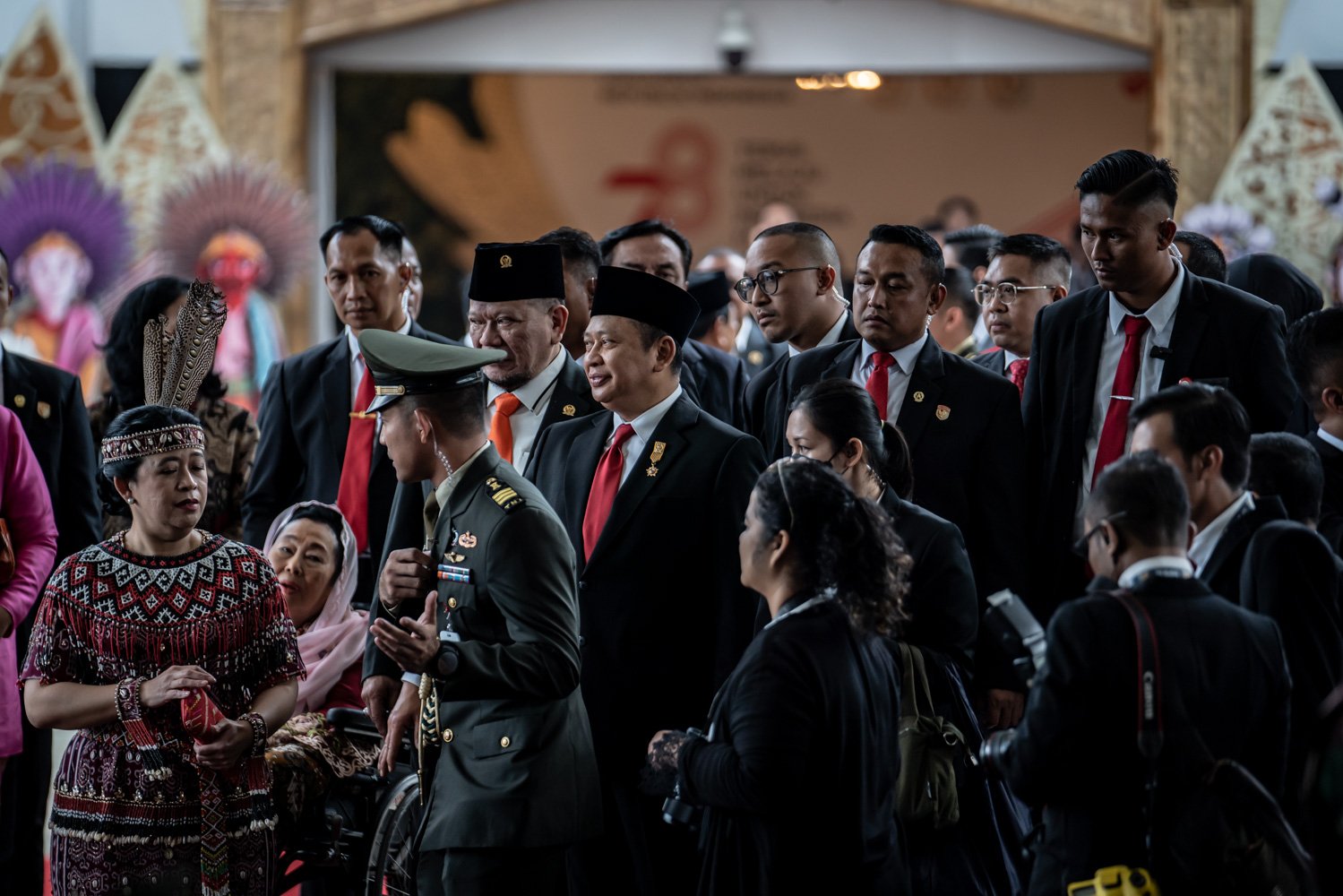 Ketua DPR Puan Maharani bersama Ketua MPR Bambang Soesatyo berbincang saat meninggalkan lokasi Sidang Tahunan MPR dan Sidang Bersama DPR - DPD Tahun 2023 di Gedung Nusantara, Kompleks Parlemen, Senayan, Jakarta, Rabu (16/8).