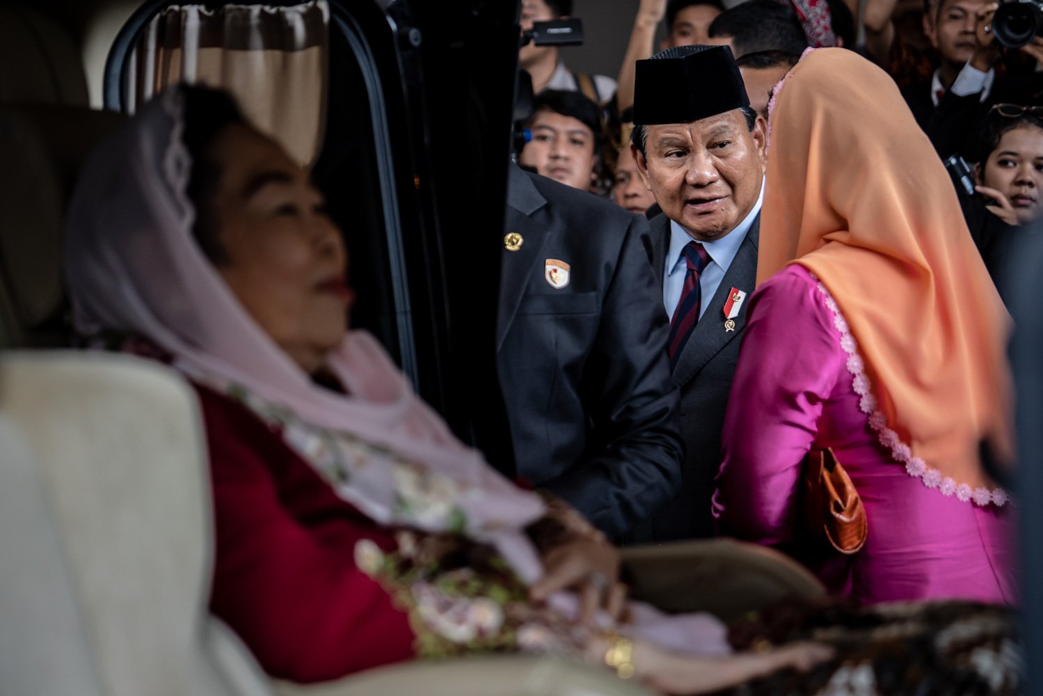 Menteri Pertahanan Prabowo Subianto (tengah) menghampiri Yeni Wahid saat meninggalkan lokasi Sidang Tahunan MPR dan Sidang Bersama DPR - DPD Tahun 2023 di Gedung Nusantara, Kompleks Parlemen, Senayan, Jakarta, Rabu (16/8).