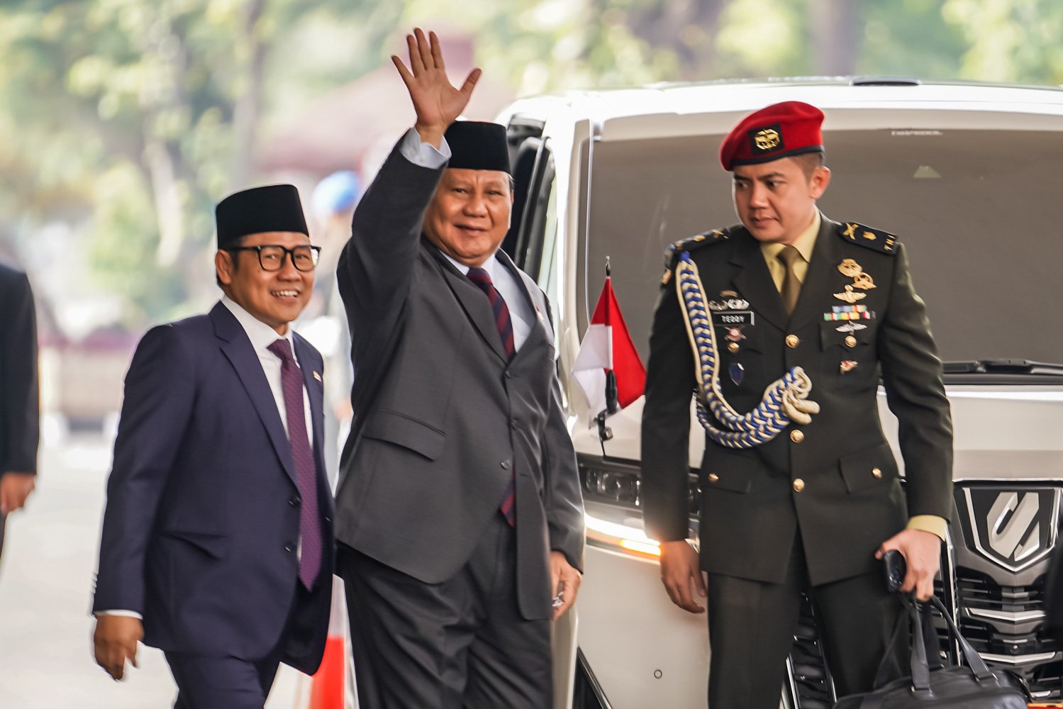 Wakil Ketua Dewan Perwakilan Rakyat (DPR) Muhaimin Iskandar dengan Menteri Pertanahan Prabowo Subianto tiba di gedung DPR/MPR, Rabu (16/8). Sidang Tahunan MPR RI Tahun 2023 yang diselenggarakan dalam satu rangkaian dengan Sidang Bersama DPR RI dan DPD RI di Gedung Nusantara MPR RI.