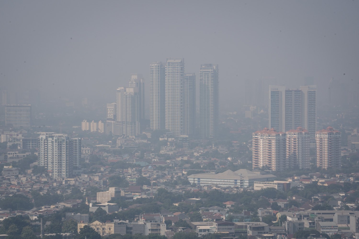 Lanskap suasana gedung diselimuti kabut polusi udara di Jakarta pada Selasa (22/8) masih buruk. Terbukti melalui pengukuran yang diterakan lewat website pemantau kualitas udara Iqair, indeks AQI US masih pada 172 dan bertanda merah. Sementara polutan utama pada PM2.5 sebagaimana dikases pada pukul 08.19 WIB.\r\n\r\n