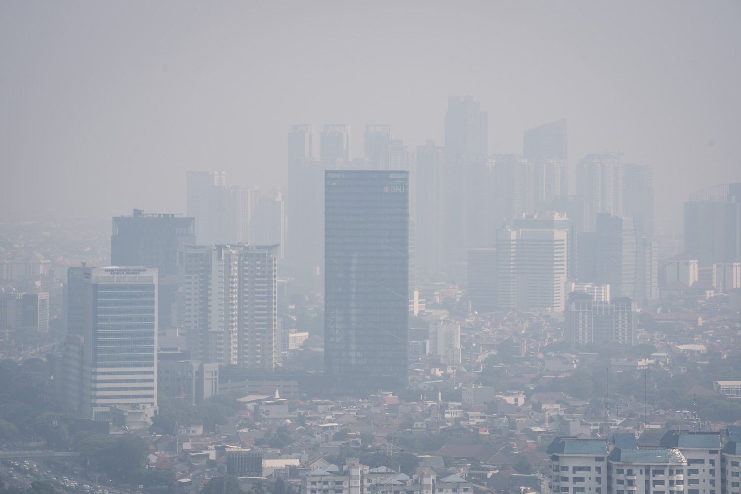 Lanskap suasana gedung diselimuti kabut polusi udara di Jakarta pada Selasa (22/8) masih buruk. Terbukti melalui pengukuran yang diterakan melalui situs pemantau kualitas udara Iqair, indeks AQI US masih pada 172 dan bertanda merah. Sementara polutan utama pada PM2.5 sebagaimana dikases pada pukul 08.19 WIB.