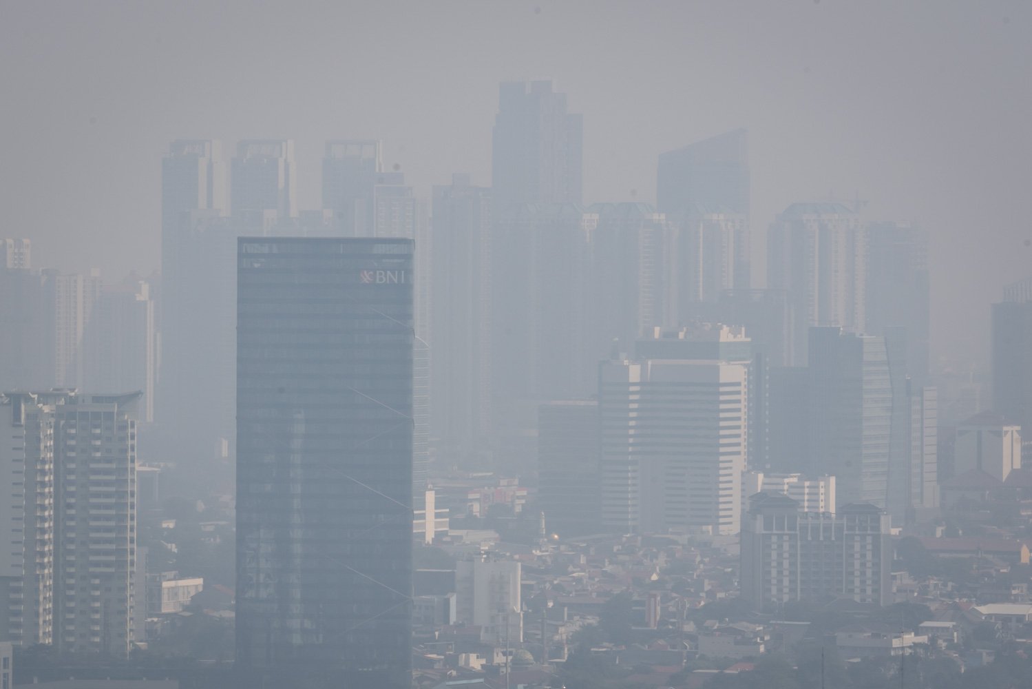 Lanskap suasana gedung diselimuti kabut polusi udara di Jakarta pada Selasa (22/8) masih buruk. Terbukti melalui pengukuran yang diterakan melalui situs pemantau kualitas udara Iqair, indeks AQI US masih pada 172 dan bertanda merah. Sementara polutan utama pada PM2.5 sebagaimana dikases pada pukul 08.19 WIB.