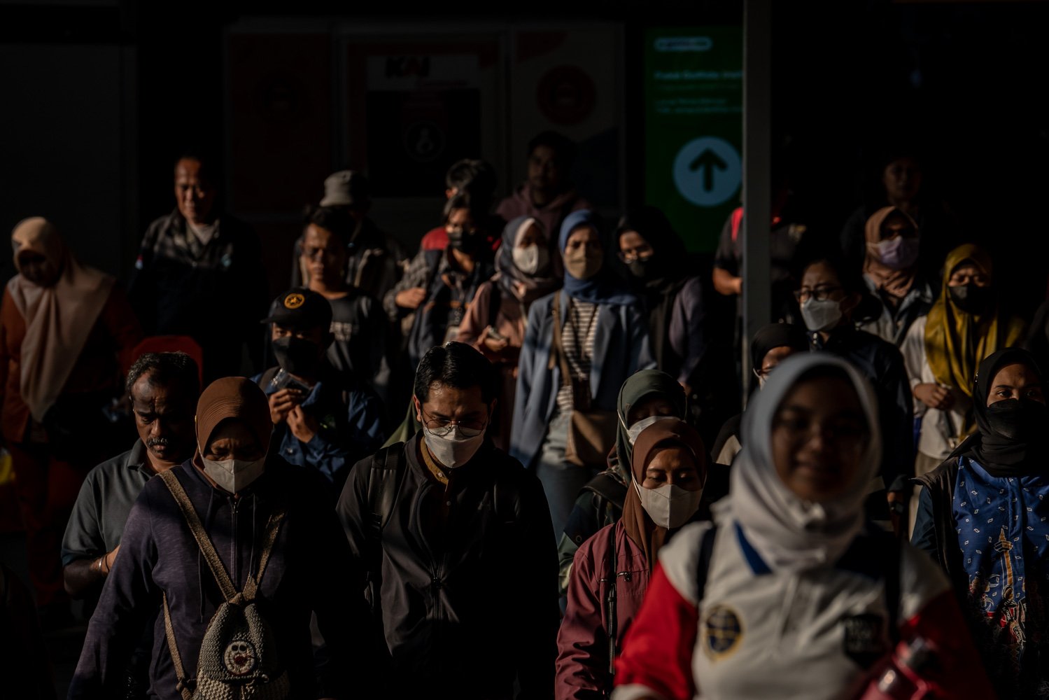Pekerja melintas di kawasan Stasiun Tanah Abang, Jakarta, Kamis (24/8). Kebijakan bekerja dari rumah atau work from home alias WFH di Jakarta belum berdampak signifikan terhadap penurunan polusi. Berdasarkan data IQAir, polusi udara partikel mikro berukuran 2,5 nanometer atau PM 2,5 pukul 13.09 WIB di Jakarta enam kali di atas anjuran Organisasi Kesehatan Dunia atau WHO.\r\n\r\n