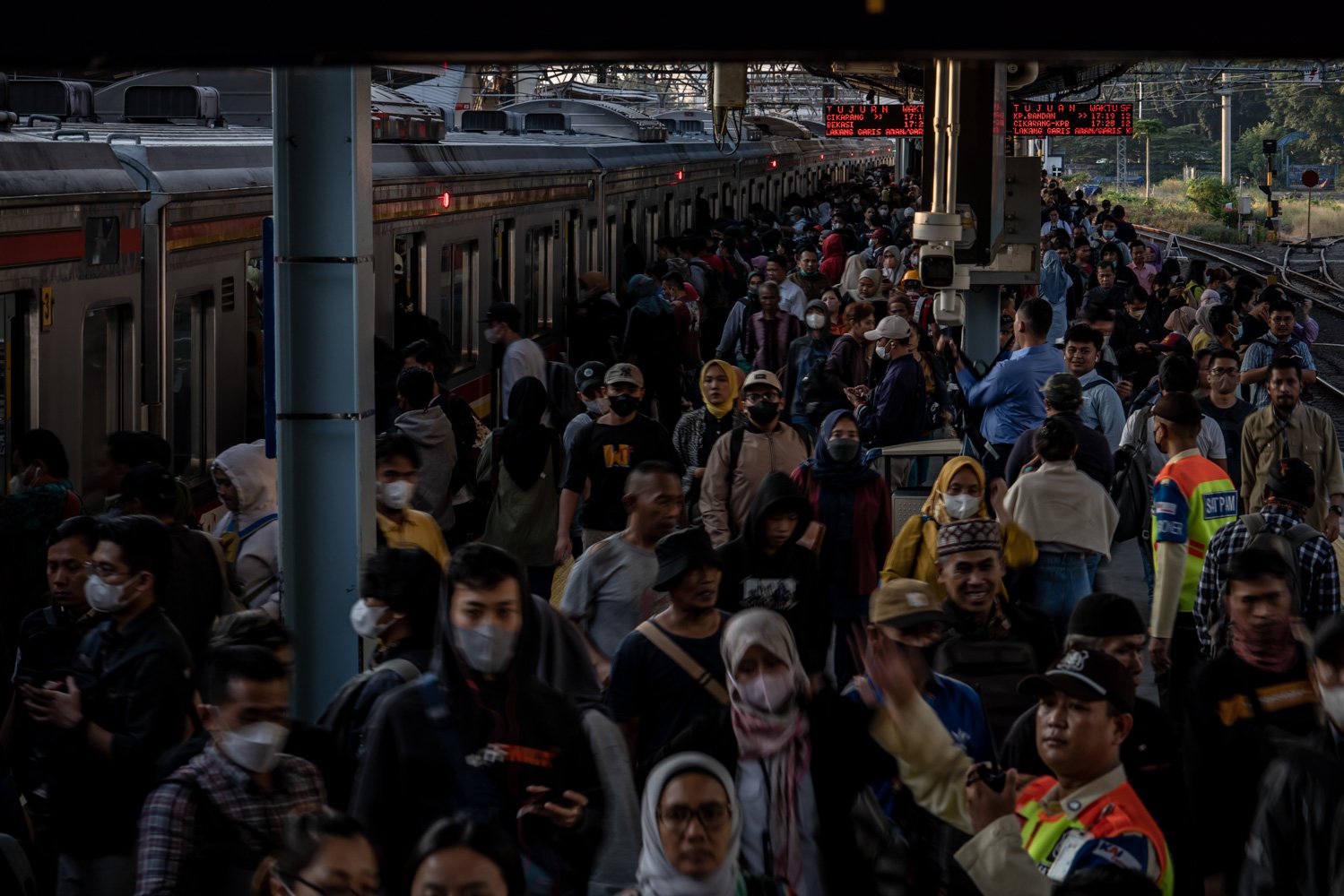 Pekerja menunggu kedatangan KRL Commuter Line di Stasiun Tanah Abang, Jakarta, Kamis (24/8). Kebijakan bekerja dari rumah atau work from home alias WFH di Jakarta belum berdampak signifikan terhadap penurunan polusi. Berdasarkan data IQAir, polusi udara partikel mikro berukuran 2,5 nanometer atau PM 2,5 pukul 13.09 WIB di Jakarta enam kali di atas anjuran Organisasi Kesehatan Dunia atau WHO.