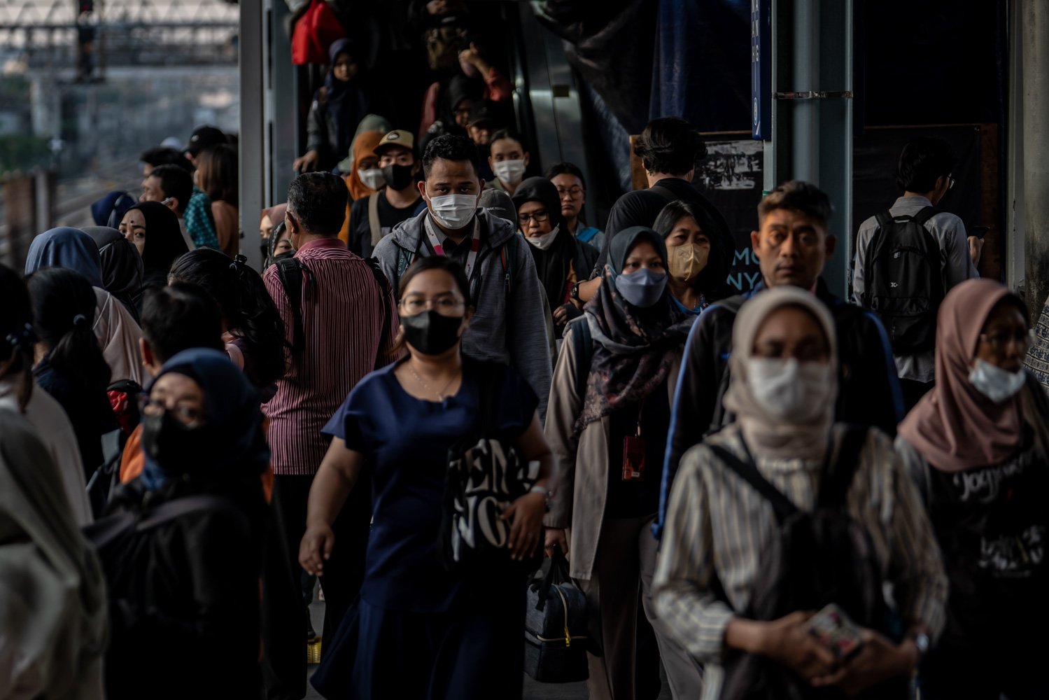 Pekerja menunggu kedatangan KRL Commuter Line di Stasiun Tanah Abang, Jakarta, Kamis (24/8). Kebijakan bekerja dari rumah atau work from home alias WFH di Jakarta belum berdampak signifikan terhadap penurunan polusi. Berdasarkan data IQAir, polusi udara partikel mikro berukuran 2,5 nanometer atau PM 2,5 pukul 13.09 WIB di Jakarta enam kali di atas anjuran Organisasi Kesehatan Dunia atau WHO.