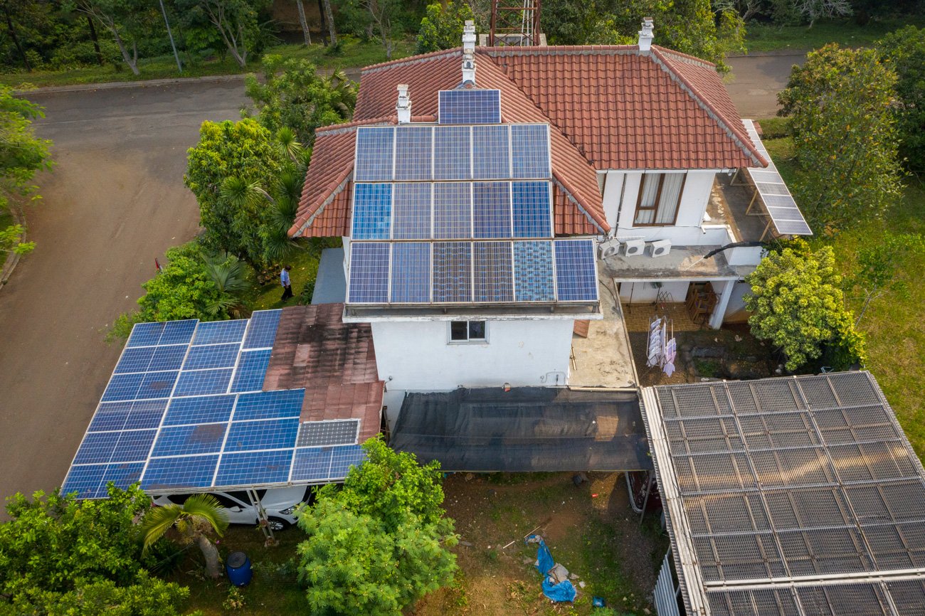 Panel-panel surya terpasang pada atap rumah Yohanes Bambang Sumaryo di Sawangan, Kota Depok, Jawa Barat.