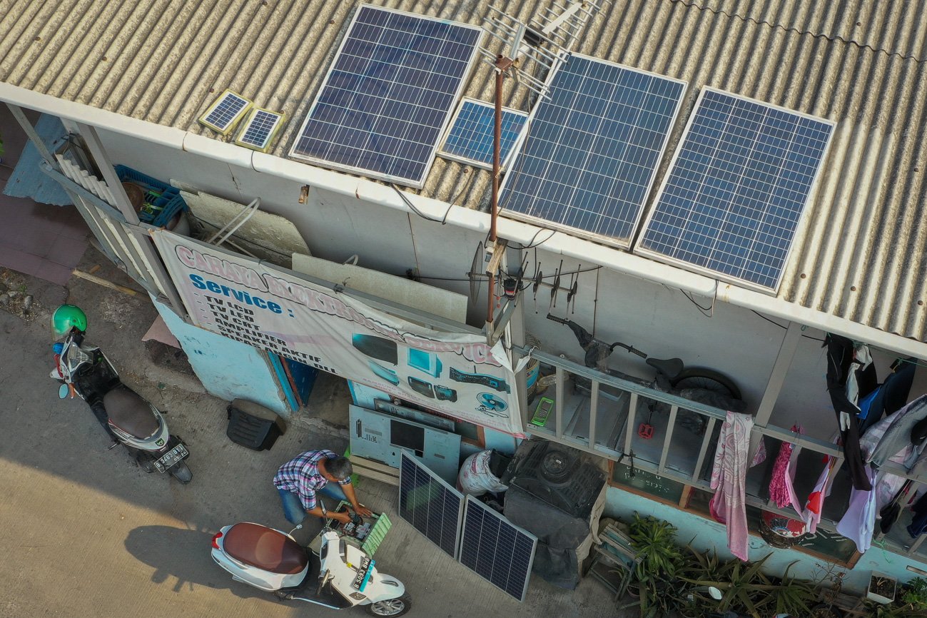 Panel-panel surya terpasang pada atap bengkel elektronik milik Nur Rohmandi di Kapuk, Jakarta Barat, DKI Jakarta
