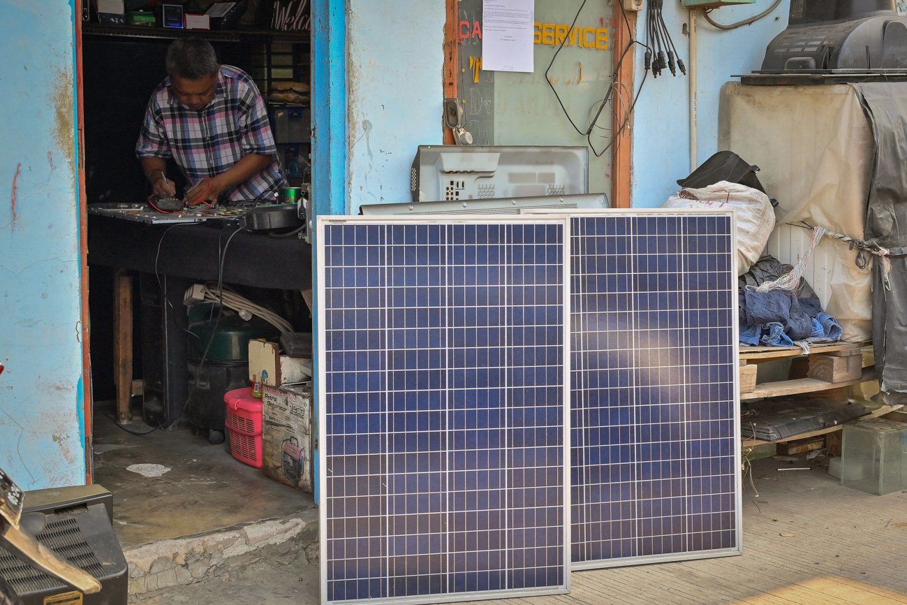 Panel surya terpasang untuk memenuhi kebutuhan listrik bengkel elektronik milik Nur Rohmandi di Kapuk, Jakarta Barat, DKI Jakarta.