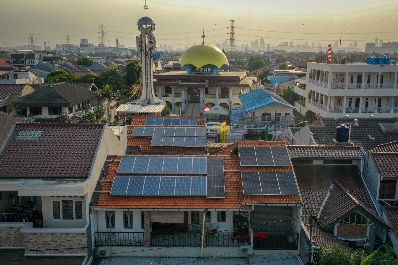 Panel-panel surya PLTS terpasang di atap rumah milik Riky di Duren Sawit, Jakarta Timur.