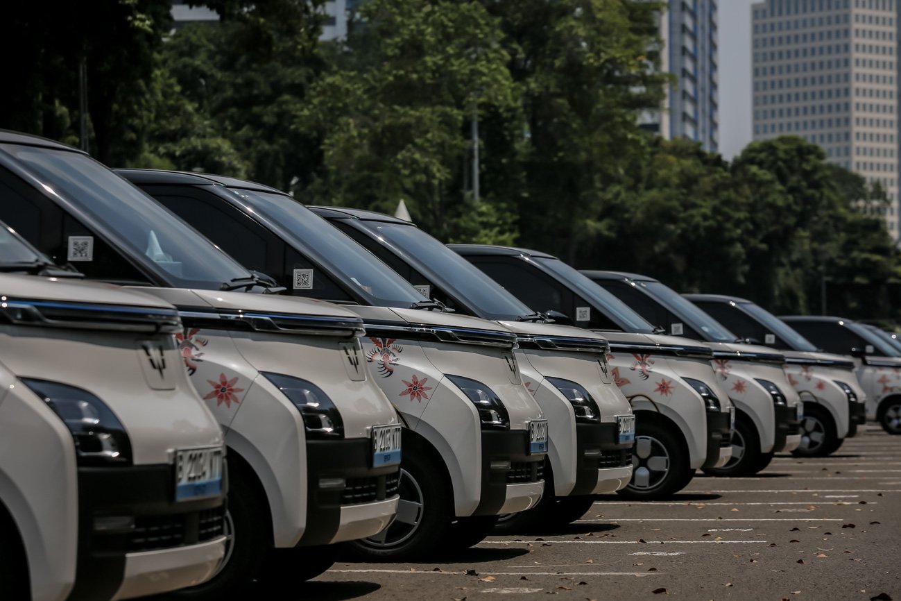 Sejumlah mobil listrik parkir berderet di kawasan parkir timur Senayan, Jakarta, Selasa (5/9). Dalam rangka medndukung KTT ASEAN 2023 Wuling Motors mengerahkan sebanyak 150 unit Wuling Air ev. Mobil-mobil tersebut digunakan sebagai sarana mobilitas bagi para delegasi selama mengikuti rangkaian acara.