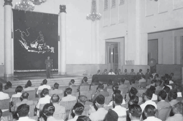 Ilustrasi, Presiden Soekarno memberikan amanat pada pembukaan konferensi PPI, 29 Maret 1954.