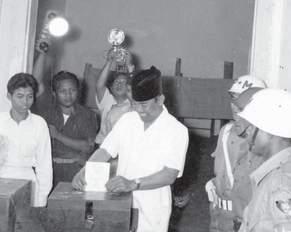 Ilustrasi, Presiden Soekarno menggunakan hak pilihnya dalam Pemilu 1955.