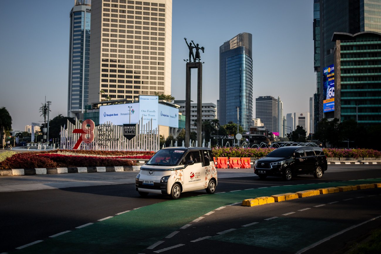 Mobil listrik melintas saat rekayasa lalu lintas di kawasan Bundaran HI, Jakarta, Selasa (5/9). Jokowi menuturkan kegiataan hilirisasi industri dan pembangunan ekosistem kendaraan listrik atau electric vehicle (EV) dapat meningkatkan pertumbuhan ekonomi ASEAN.