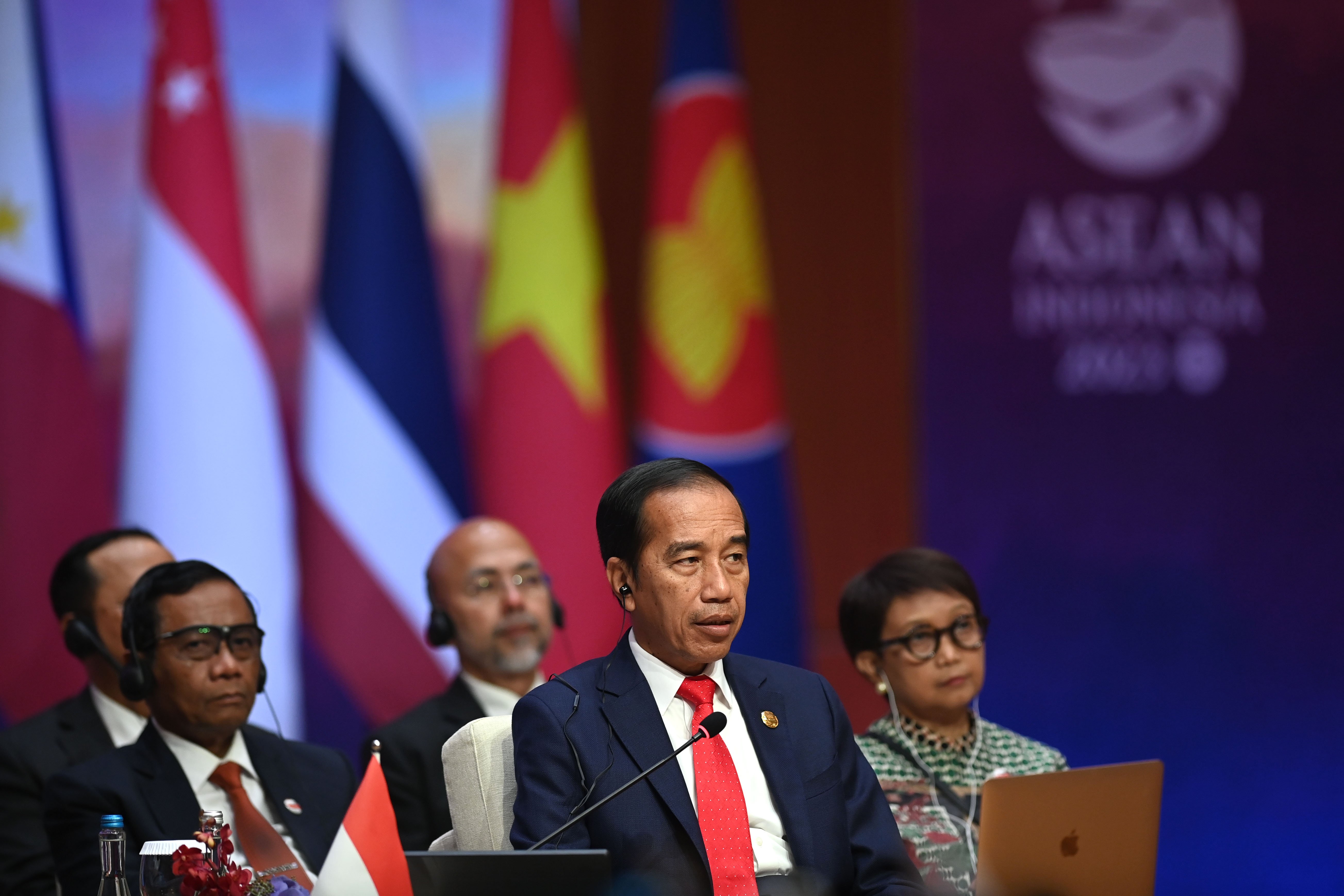 Jokowi menuturkan kegiataan hilirisasi industri dan pembangunan ekosistem kendaraan listrik atau electric vehicle (EV) dapat meningkatkan pertumbuhan ekonomi ASEAN.