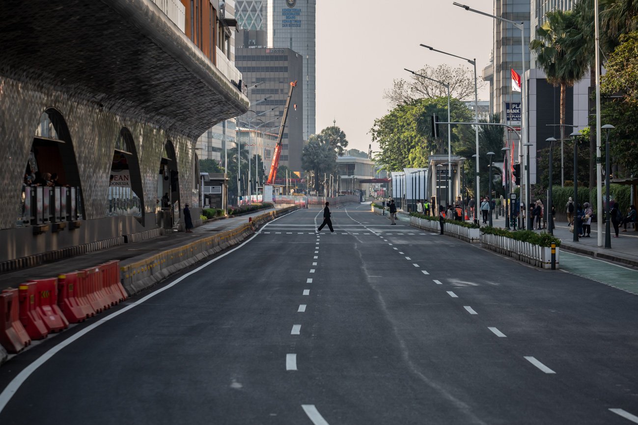 Pejalan kaki melintas saat rekayasa lalu lintas di kawasan Bundaran HI, Jakarta, Selasa (5/9). Jokowi menuturkan kegiataan hilirisasi industri dan pembangunan ekosistem kendaraan listrik atau electric vehicle (EV) dapat meningkatkan pertumbuhan ekonomi ASEAN.