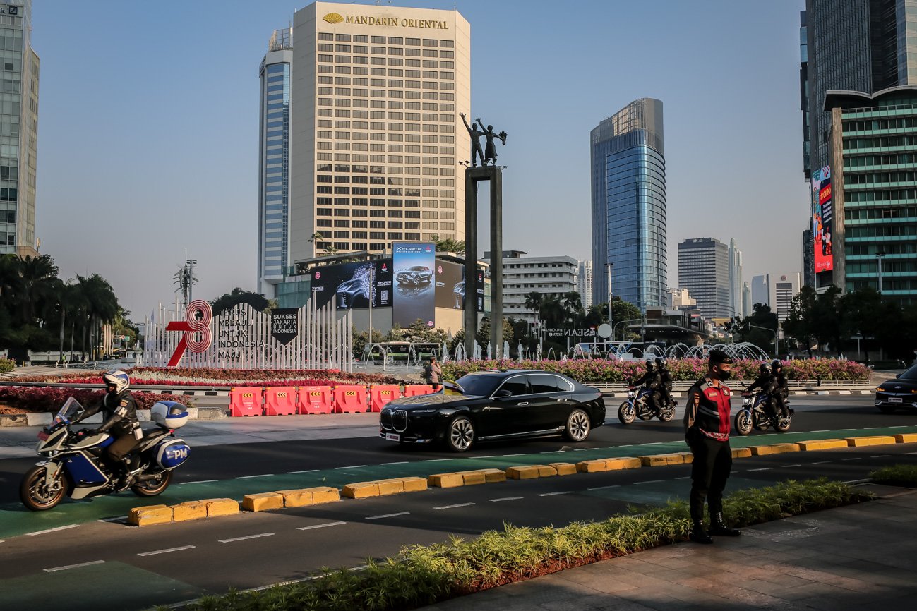 Delegasi Brunei Darussalam melintas saat rekayasa lalu lintas di kawasan Bundaran HI, Jakarta, Selasa (5/9). Jokowi menuturkan kegiataan hilirisasi industri dan pembangunan ekosistem kendaraan listrik atau electric vehicle (EV) dapat meningkatkan pertumbuhan ekonomi ASEAN.