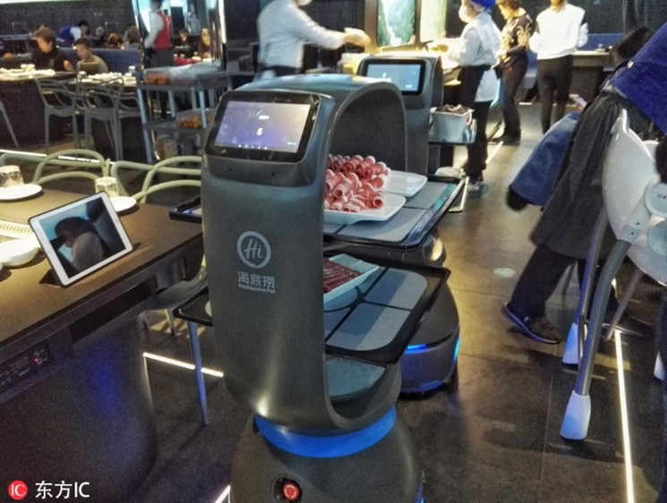 Robot dengan teknologi AI di restoran Haidilao