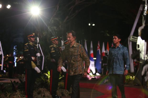 Sultan Brunei Darussalam Hassanal Bolkiah dan putranya Pangeran Abdul Mateen menghadiri acara Gala Dinner KTT ke-43 ASEAN di Hutan Kota Plataran, Kompleks GBK, Senayan, Jakarta, Rabu (6/9/2023).