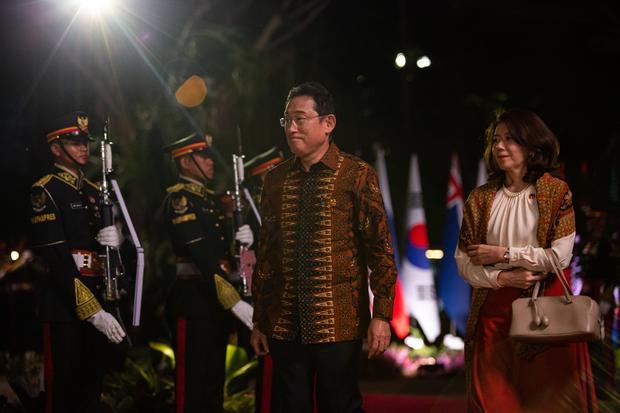 Perdana Menteri Jepang Fumio Kishida bersama Ibu Yuko Kishida tiba di Hutan Kota GBK untuk menghadiri Gala Dinner KTT ke-43 ASEAN di Jakarta, Rabu (6/9/2023).